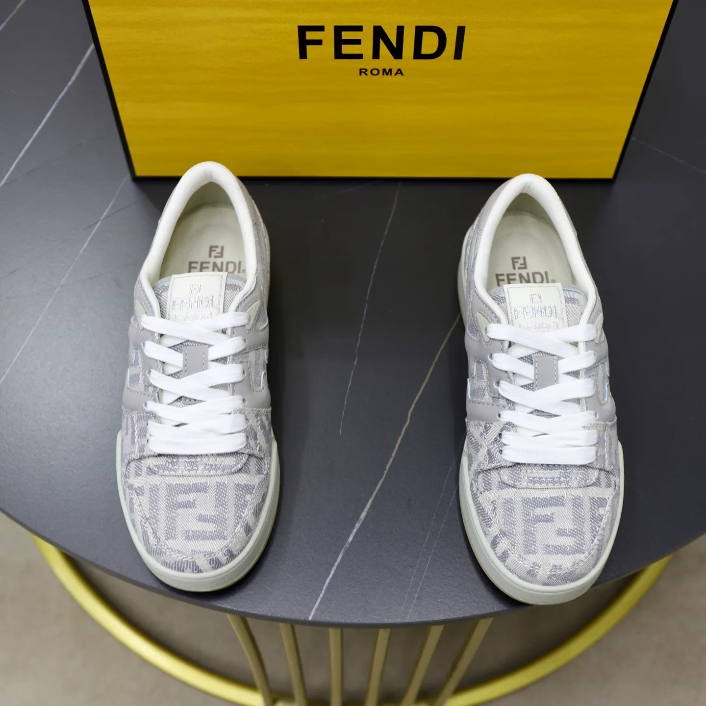 Ex-factory price: 640🔥Couple model (top original order) Brand: FENDI Size: 35-44 (customized for men 38 and 45) Grade: original order quality High version Material: Imported original cowhide stitching ➕ High-quality and comfortable lining Original TPU lightweight anti-slip outsole Style category: Travel fashion casual shoes Versatile trend
